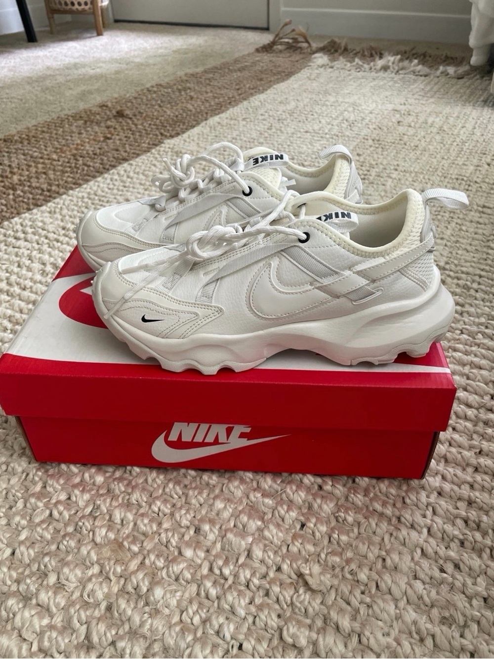 NEW Nike women tc 7900 size 7